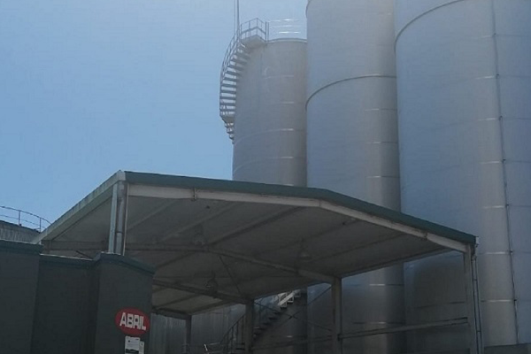 Vista de los depósitos de Aceites Abril en el puerto de Vilagarcía