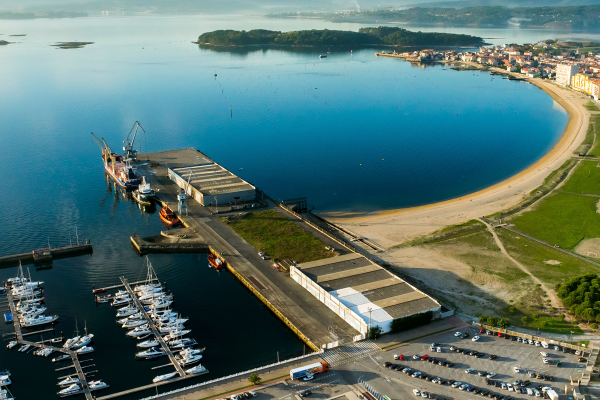 Vista aérea del muelle de O Ramal, playa de A Concha y puerto deportivo