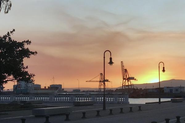 Vista de la zona portuaria desde el muelle de Pasaxeiros, al atardecer