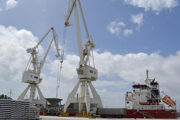 Grúas en el muelle Comercial