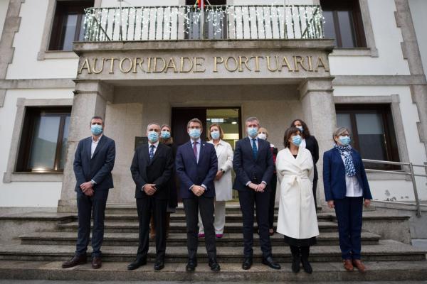 El presidente y las autoridades participantes en su toma de posesión posan frente a la fachada de la Autoridad Portuaria de Vilagarcía
