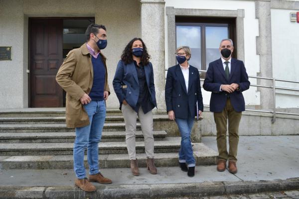 Participantes en el encuentro posan ante la sede de la Autoridad Portuaria