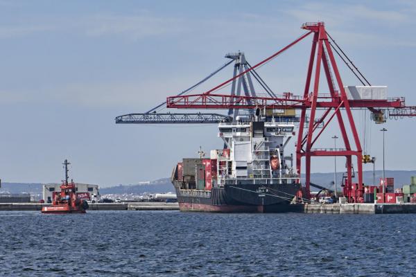 Barco portacontenedores en la terminal de Ferrazo