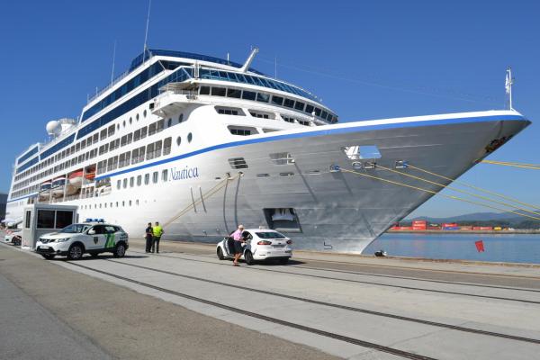 El crucero "Nautica", atracado en el puerto de Vilagarcía