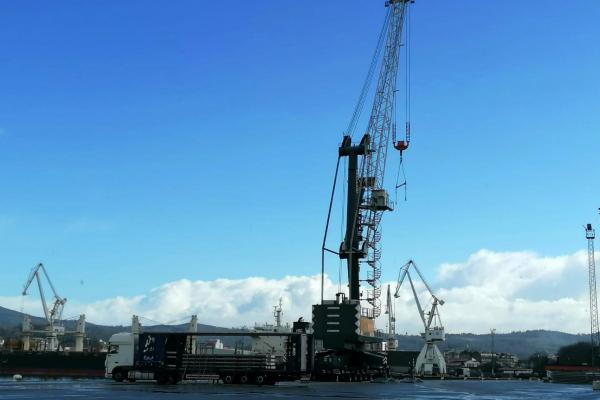 Vista del puerto, con una grúa automóvil en primer plano