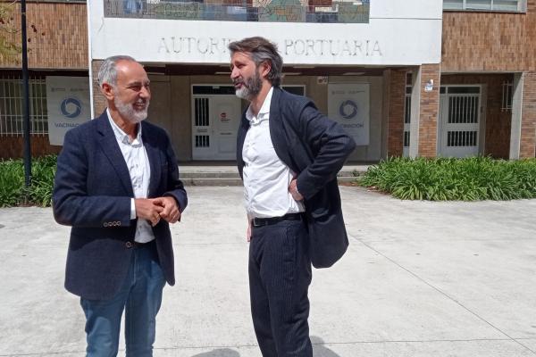 Presidente de la Autoridad Portuaria y alcalde charlan ante el edificio de la antigua Comandancia