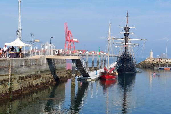 La nao "Victoria", atracada en el puerto de VIlagarcía