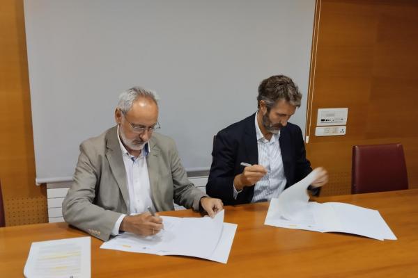 Presidente de la Autoridad Portuaria y alcalde durante la firma del convenio