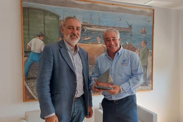 Un momento del encuentro del presidente de la Autoridad Portuaria con el presidente del Real Club de Regatas Galicia