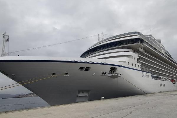 El crucero "Marina", atracado en el puerto de Vilagarcía