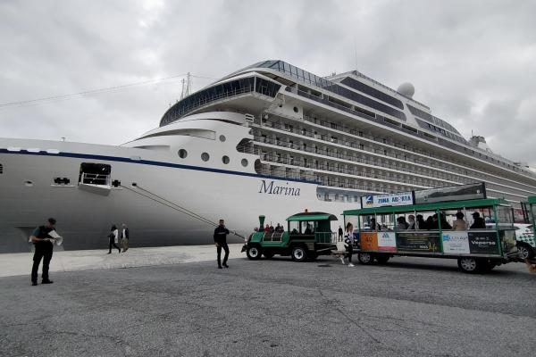 El crucero "Marina", atracado en el puerto de Vilagarcía
