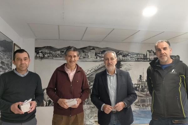 El presidente posa con los trabajadores homenajeados en el acto