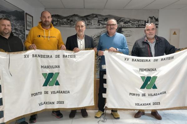 Los participantes en el acto de presentación con las banderas que recibirán los ganadores de la prueba