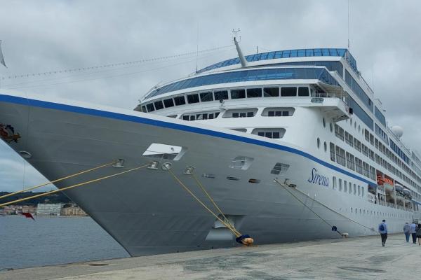 El crucero "Sirena", atracado en el puerto de Vilagarcía