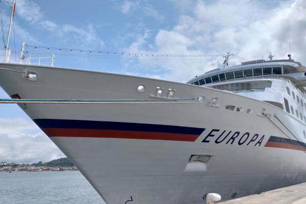 El crucero "Europa", atracado en el puerto de Vilagarcía