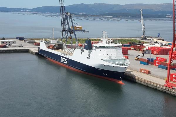 Barco ro-ro operando en el muelle de Ferrazo