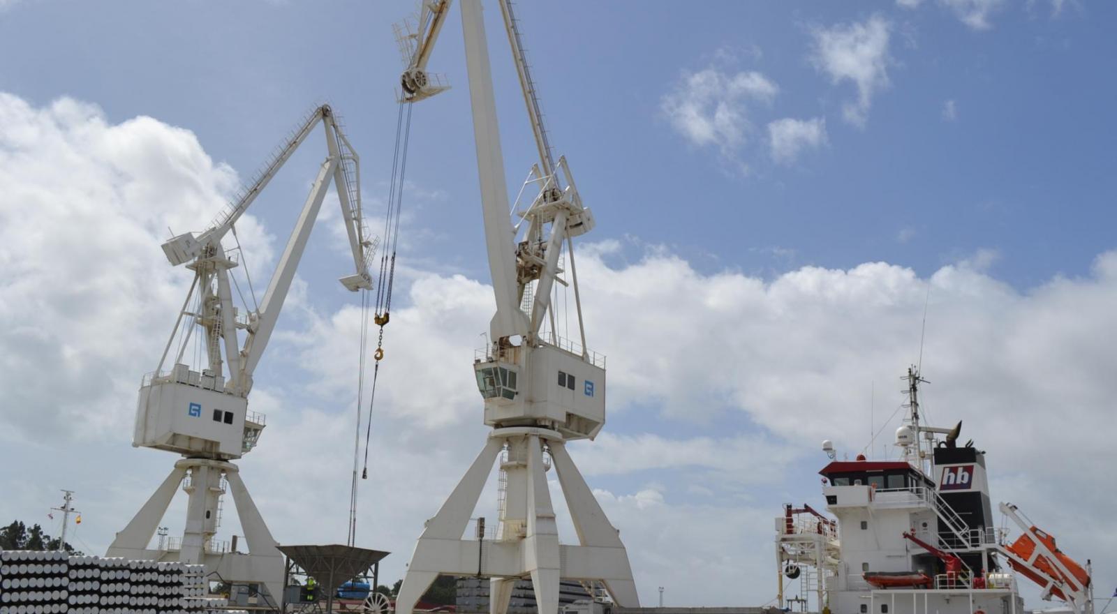 Grúas en el muelle Comercial