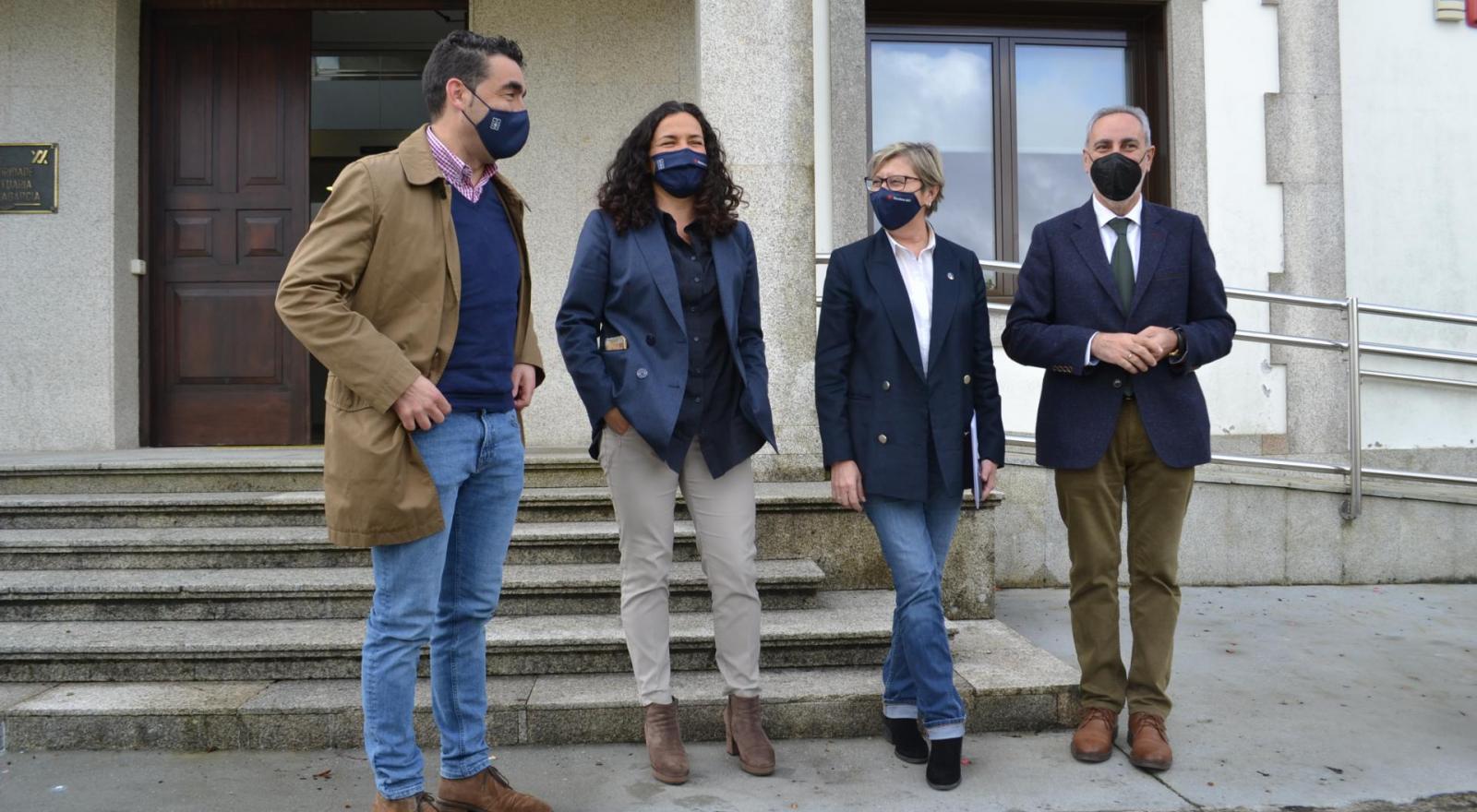 Participantes en el encuentro posan ante la sede de la Autoridad Portuaria